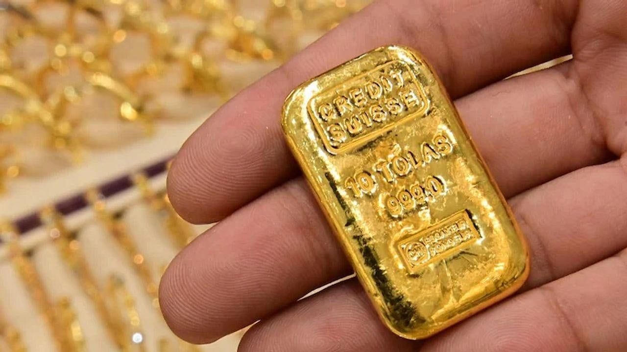 Gold Price in Pakistan Today Per Tola Drops by Rs3,400